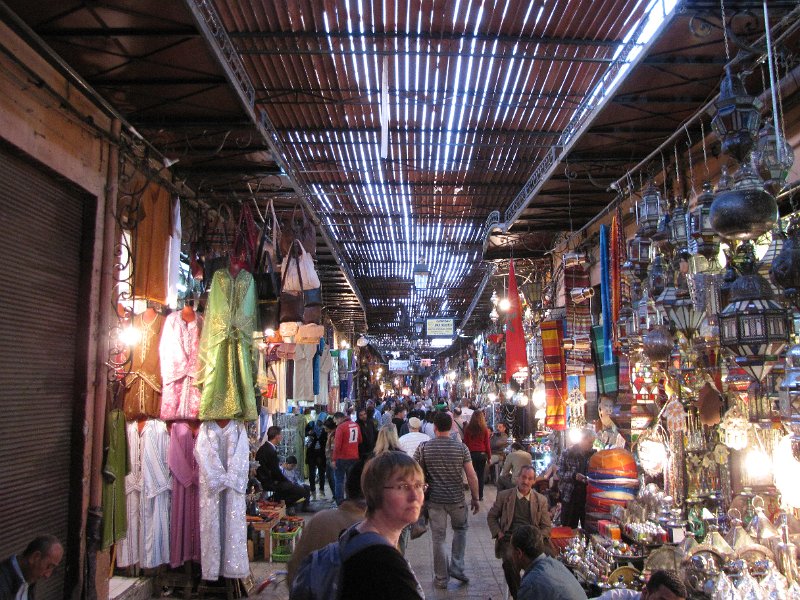 160312_marrakesh souk.jpg - Naast het plein ligt één van de grootste souks van Marokko. Je kunt dan ook zo gek niets verzinnen of je kunt het hier kopen.